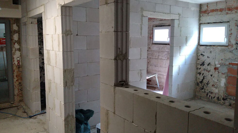 Die Wände für die neuen Hundezimmer stehen. Die Wände für die neuen Hundezimmer stehen.