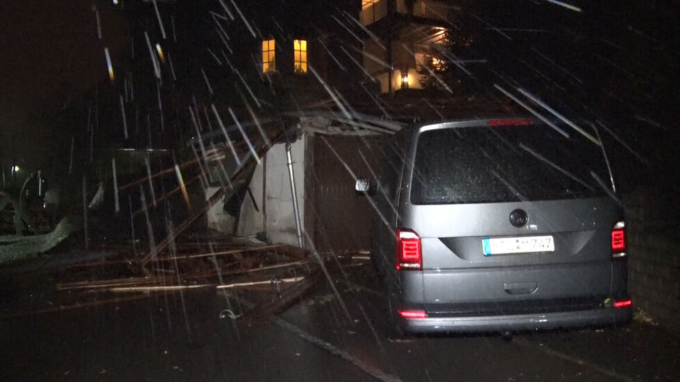 Ein Transporter wurde vom einstürzenden Dach beschädigt. © Bernd März
