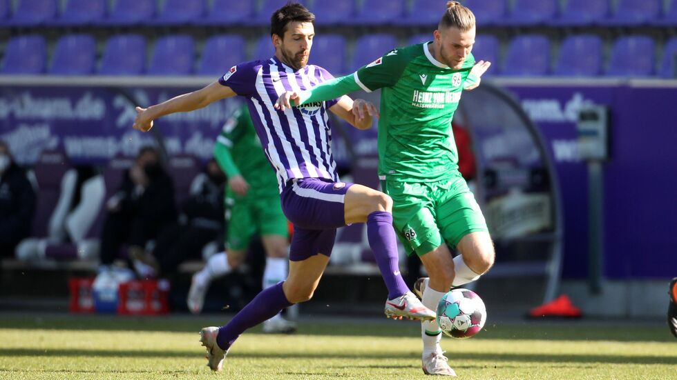 Ognjen Gnjatic im Zweikampf mit 96-Stürmer Marvin Ducksch