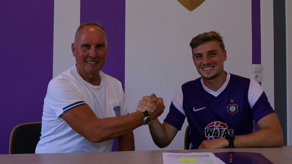 Veilchen-Präsident Helge Leonhardt mit Neuzugang Elias Huth.