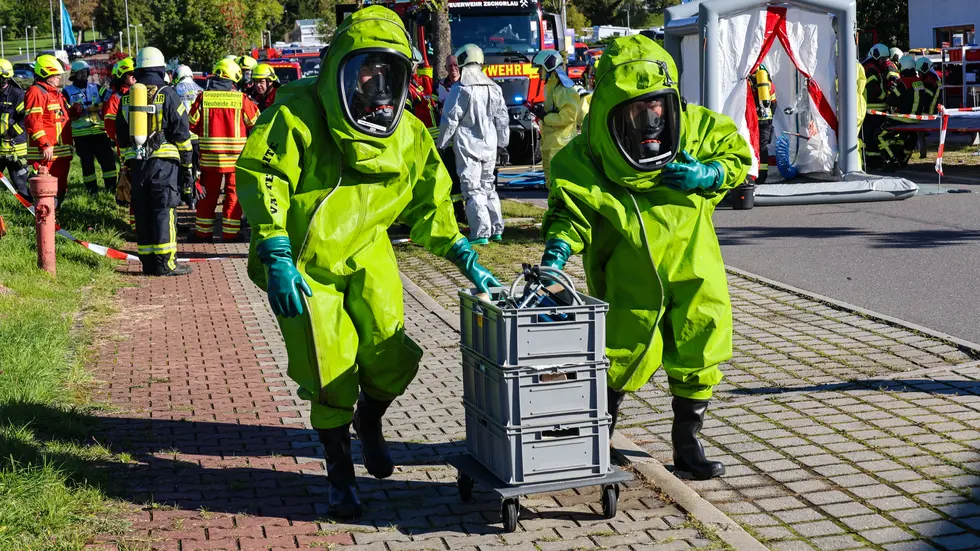 Bei der Übung kam die sogenannte GAMS-Regel zum Einsatz. „Die Feuerwehr soll mit dem G die Gefahr erkennen, mit dem A Absperrmaßnahmen treffen, mit dem M Menschenleben retten und unter S die Spezialkräfte anfordern“, erklärte der Übungsleiter. Bei der Übung kam die sogenannte GAMS-Regel zum Einsatz. „Die Feuerwehr soll mit dem G die Gefahr erkennen, mit dem A Absperrmaßnahmen treffen, mit dem M Menschenleben retten und unter S die Spezialkräfte anfordern“, erklärte der Übungsleiter.
