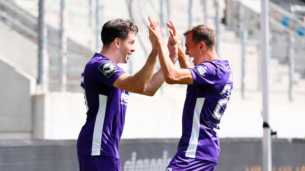 Marcel Bär und Kilian Jakob bejubeln das 2:1 des FC Erzgebirge 