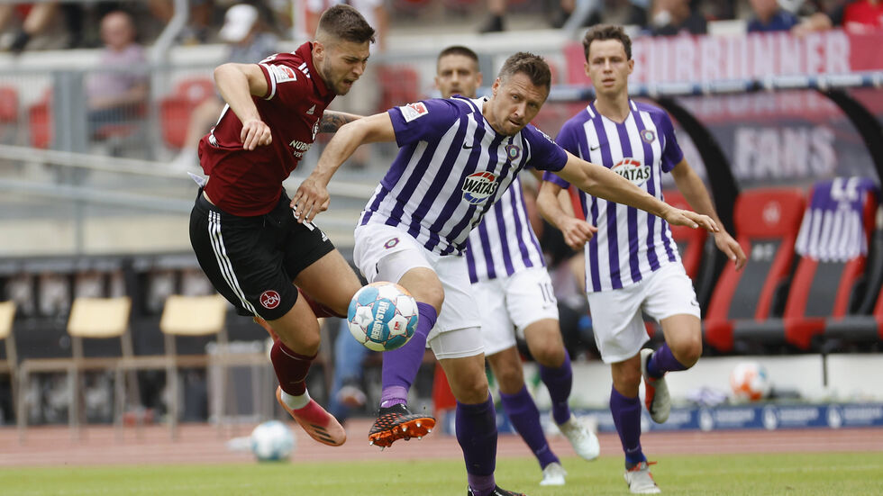 Sören Gonther im Zweikampf mit Nürnbergs Eric Shuranov 