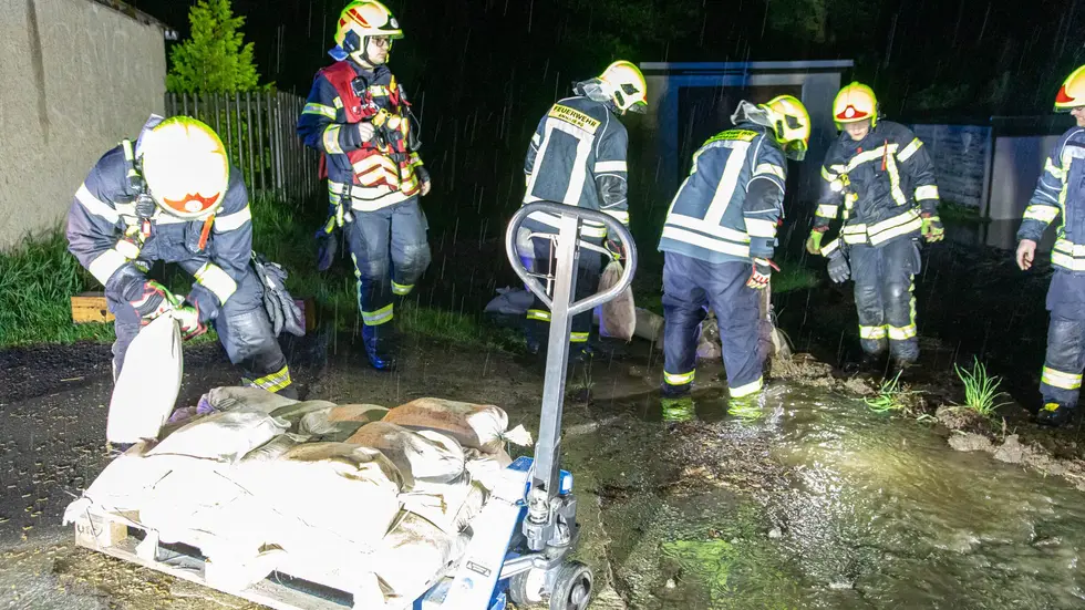 In Annaberg-Buchholz musste die Feuerwehr zu einem Garagenkomplex auf dem Birkenweg ausrücken. 