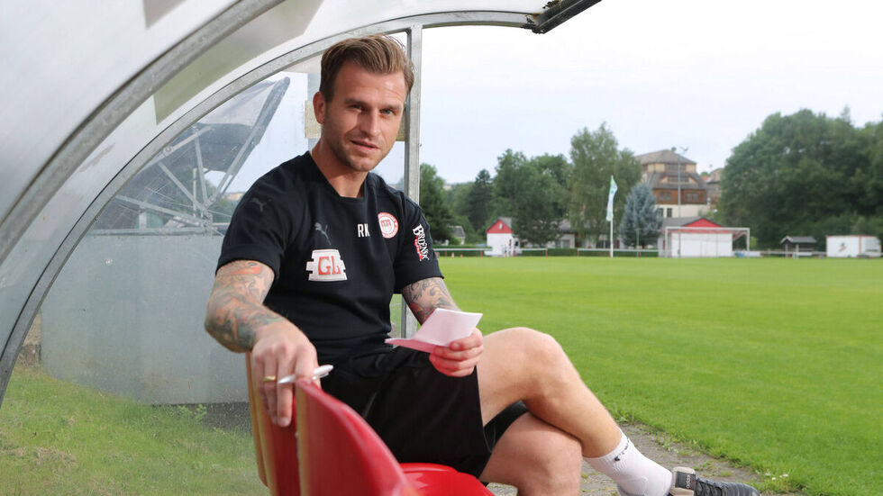 René Klingbeil verlässt die Trainerbank des FC 1910 Lönitz. © Imago Images/Picture Point