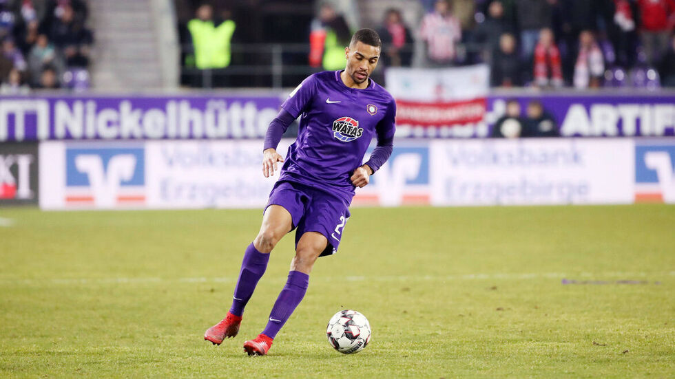 Malcolm Cacutalua bleibt bis Sommer 2022 ein Veilchen. (c) imago/ picture point