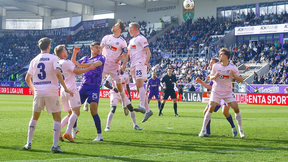 Beim Heimspiel der Veilchen behielten die Gäste aus Osnabrück die Lufthoheit. Beim Heimspiel der Veilchen behielten die Gäste aus Osnabrück die Lufthoheit.