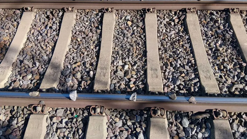 Leichtsinn am Bahnhof Frankenstein: 82 Schottersteine lagen auf den Gleisen zwischen Dresden und Chemnitz. Ein Zug wurde beschädigt. Leichtsinn am Bahnhof Frankenstein: 82 Schottersteine lagen auf den Gleisen zwischen Dresden und Chemnitz. Ein Zug wurde beschädigt.