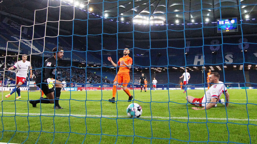 Wintzheimer erzielt die Führung für den HSV gegen Aues Keeper Martin Männel 