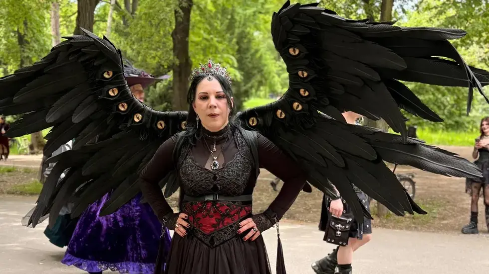 Dana Als Astrael, der Todesengel - die Flügel sind in Handarbeit selbst angefertigt worden, sagt sie. Dana Als Astrael, der Todesengel - die Flügel sind in Handarbeit selbst angefertigt worden, sagt sie.