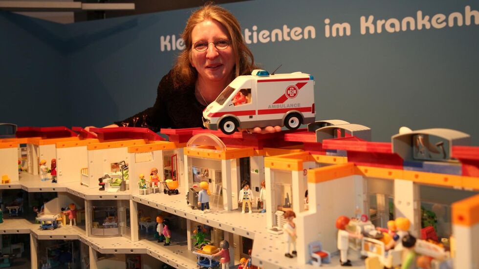 Eine Playmobil-Liebhaberin beim Aufbau des Kinderkrankenhauses. 