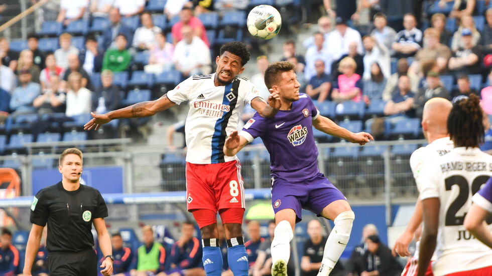 Aues Filip Kusic im Zweikampf mit Jeremy Dudziak vom HSV. Die Veilchen sind in Hamburg untergegangen.