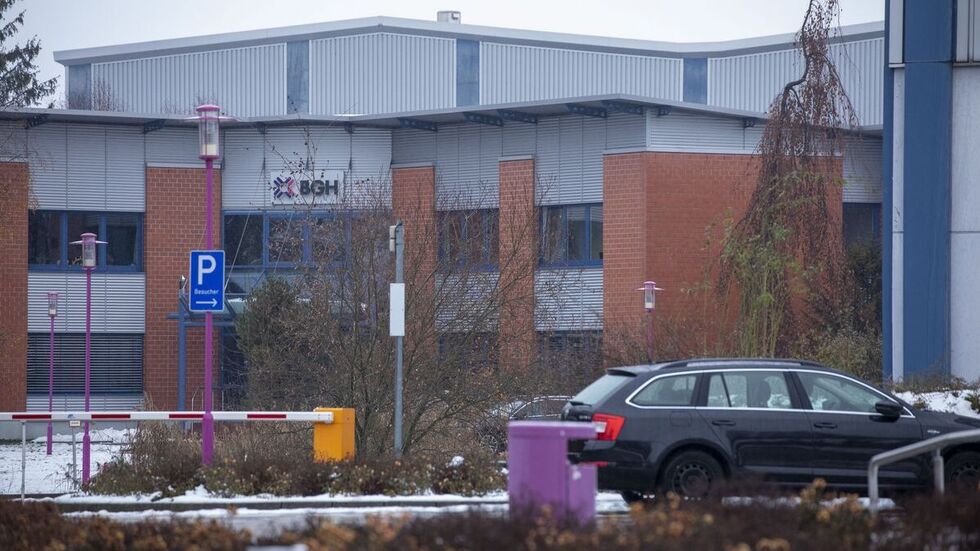 In einem Metallbetrieb war es am Montagmittag zu dem Unfall gekommen.