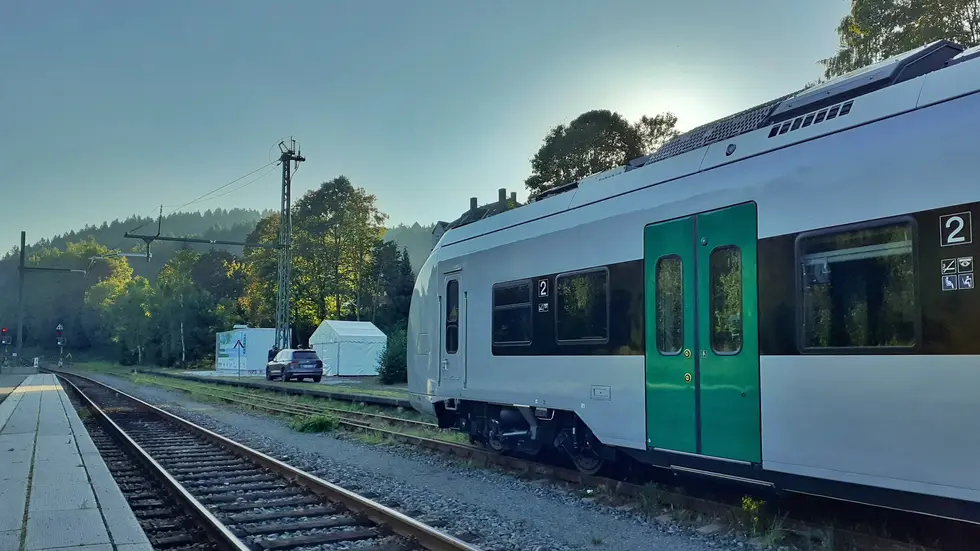 Ein Akkuzug nähert sich der Ladestation in Annaberg-Buchholz Süd.