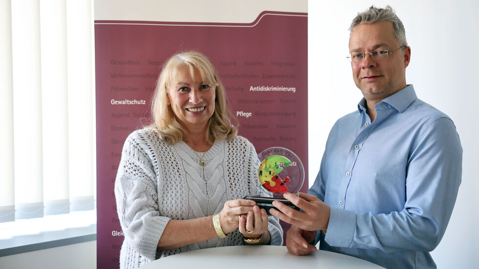 Petra Köpping (li.) übergibt Marcel Schmidt symbolisch den "Staffelstab". Petra Köpping (li.) übergibt Marcel Schmidt symbolisch den "Staffelstab".