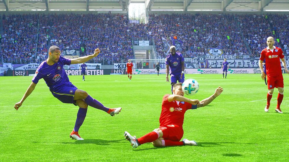 Der Schuss von Malcolm Cacutalua wird geblockt.