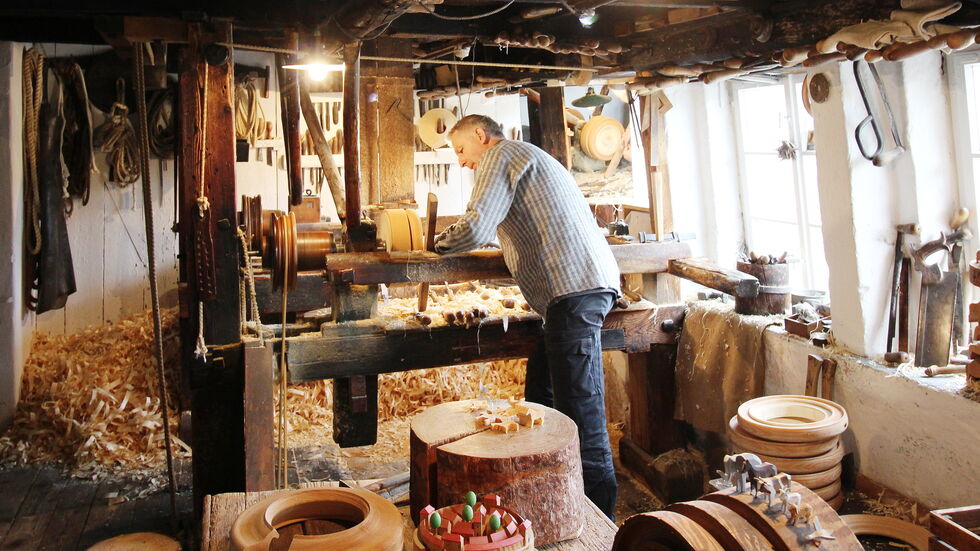 Das Reifendrehen gehört zu den alten Techniken in der Spielzeugmacherei. Das Reifendrehen gehört zu den alten Techniken in der Spielzeugmacherei.