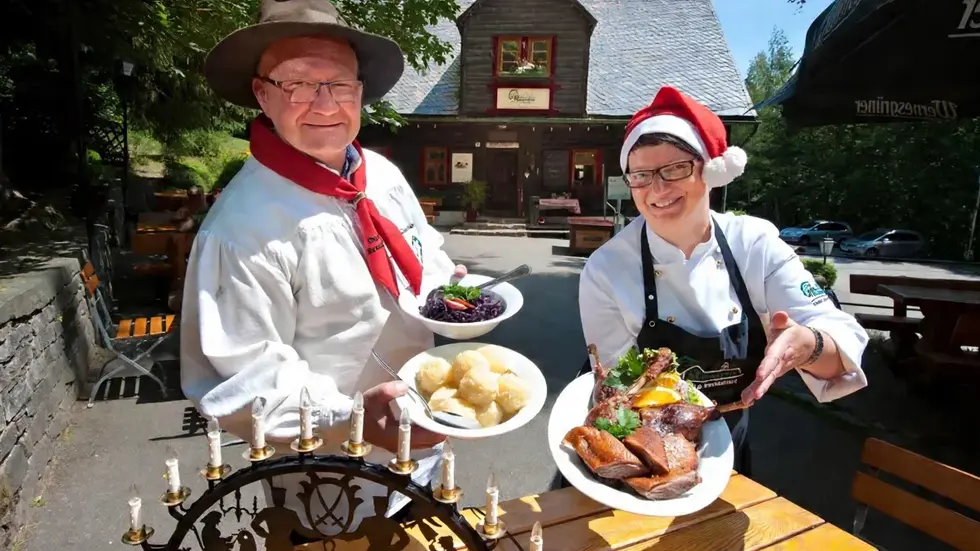 Heiko Schmidt und seine Frau Katrin mit dem typischen Halbzeitessen. 