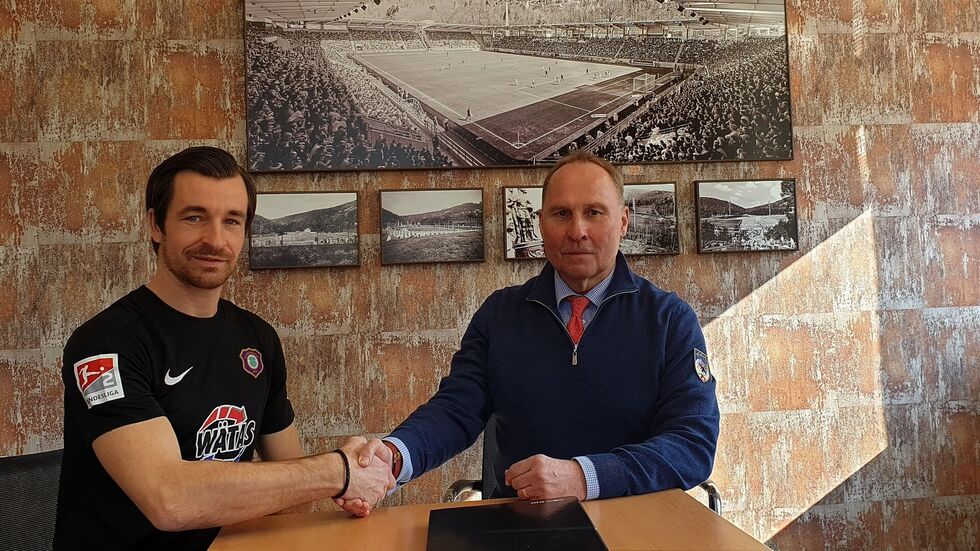 Präsident Helge Leonhardt (re.) und Martin Männel bei der Vertragsunterzeichnung.