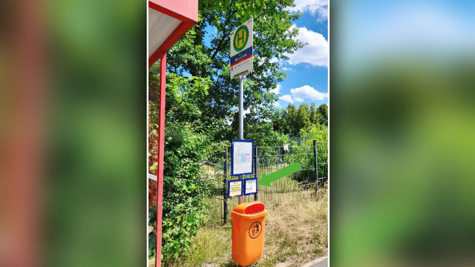 Auf der mit dem grünen Pfeil markierten Tafel ist der QR-Code zu finden. Auf der mit dem grünen Pfeil markierten Tafel ist der QR-Code zu finden.