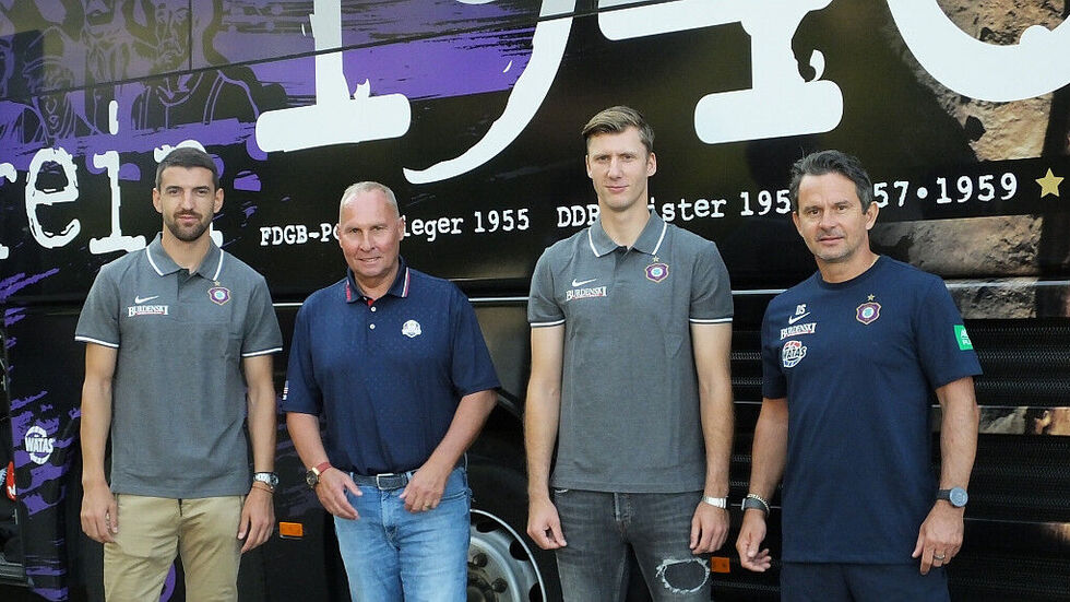 FCE-Präsident Helge Leonhardt und Chefcoach Dirk Schuster mit Philipp Klewin und
Ognjen Gnjatic am Mannschaftsbus. © FC Erzgebirge Aue
