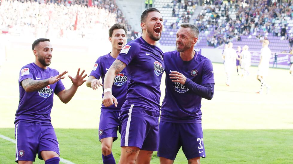 Die Veilchen feiern einen 3:1-Sieg gegen St. Pauli. Die Veilchen feiern einen 3:1-Sieg gegen St. Pauli.