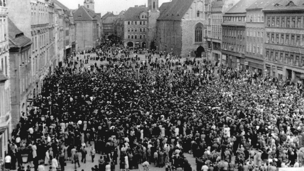 Demonstranten am 17. Juni 1953 auf dem Obermarkt in Görlitz Demonstranten am 17. Juni 1953 auf dem Obermarkt in Görlitz