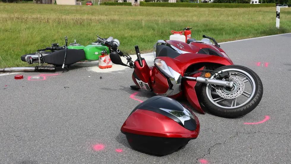 Die beiden Fahrer wurden bei dem Crash verletzt und kamen in eine Klinik.