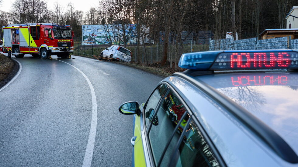 Die Feuerwehr sicherte den Subaru mit einer Seilwinde. Die Feuerwehr sicherte den Subaru mit einer Seilwinde.