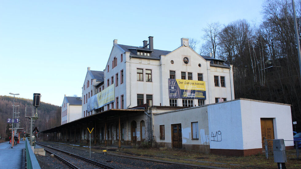 Das Gebäude wird in mehreren Bauabschnitten saniert.