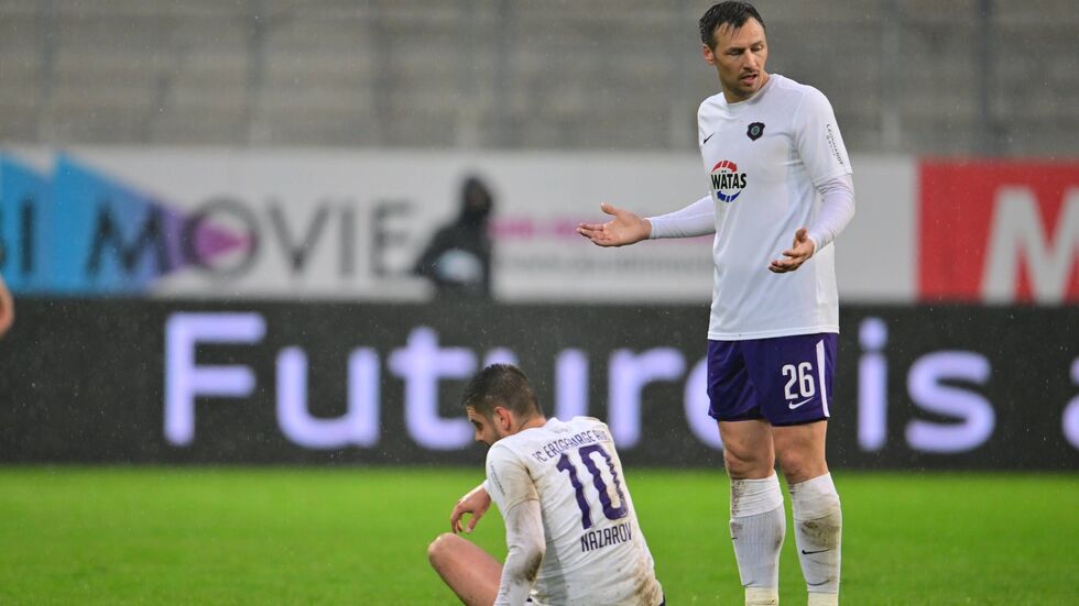 (von links) Die FCE-Spieler Dimitrij Nazarov und Sören Gonther sind fassungslos.