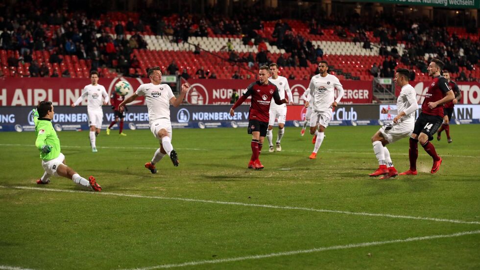 Erzgebirge Aue kassiert den zweiten Gegentreffer im Spiel gegen Nürnberg