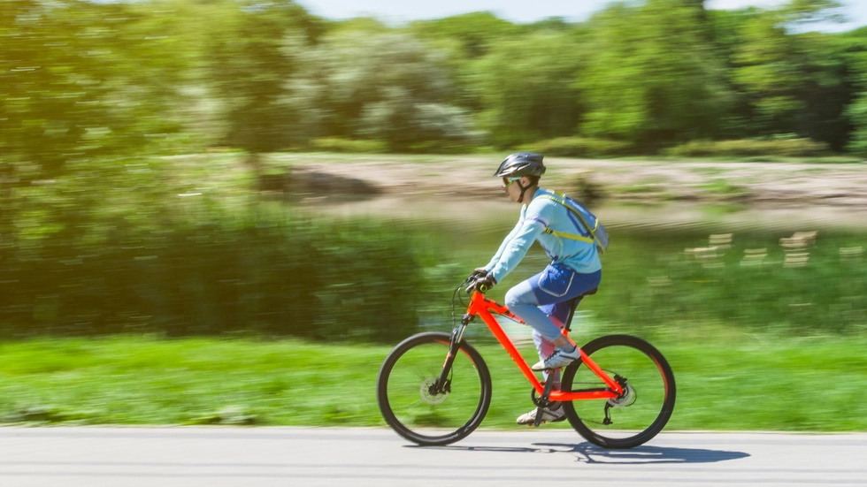 Frau auf rotem Fahrrad