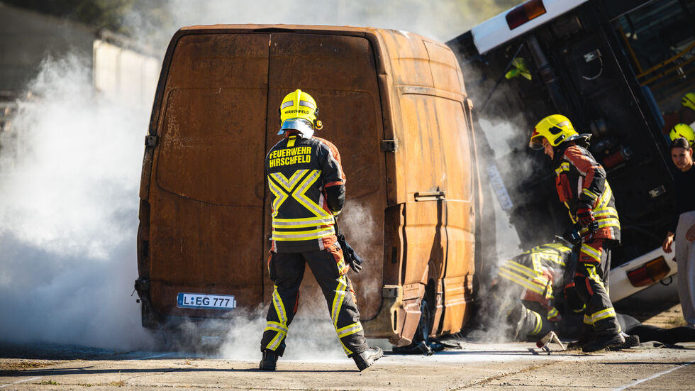 Nicht nur die Bergung und Rettung, auch die Betreuung in Fremdsprachen war Teil der Übung. Dafür war das Internationale Gymnasium Reinsdorf mit vor Ort. Nicht nur die Bergung und Rettung, auch die Betreuung in Fremdsprachen war Teil der Übung. Dafür war das Internationale Gymnasium Reinsdorf mit vor Ort.