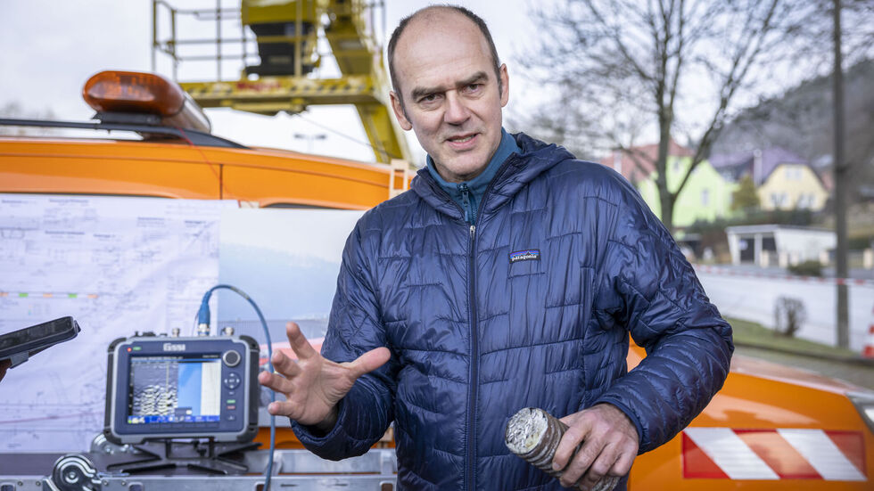 Prof. Marx hat ein Bündel Spannstahl in der Hand, der bei der Brückenprüfung unter die Lupe genommen wurde. Er sieht die Zukunft der Schandauer Elbbrücke zuversichtlich Prof. Marx hat ein Bündel Spannstahl in der Hand, der bei der Brückenprüfung unter die Lupe genommen wurde. Er sieht die Zukunft der Schandauer Elbbrücke zuversichtlich