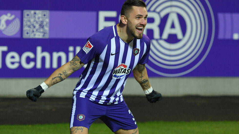 Doppel-Torschütze Pascal Testroet freut sich über den Sieg gegen Karlsruhe Doppel-Torschütze Pascal Testroet freut sich über den Sieg gegen Karlsruhe