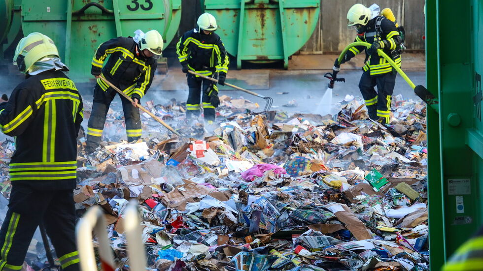 Offene Flammen konnten zügig gelöscht werden. Anschließend wurde das Brandgut auseinandergezogen und mit einem speziellen Netzmittel abgelöscht, um ein erneutes Aufflammen zu verhindern. Offene Flammen konnten zügig gelöscht werden. Anschließend wurde das Brandgut auseinandergezogen und mit einem speziellen Netzmittel abgelöscht, um ein erneutes Aufflammen zu verhindern.