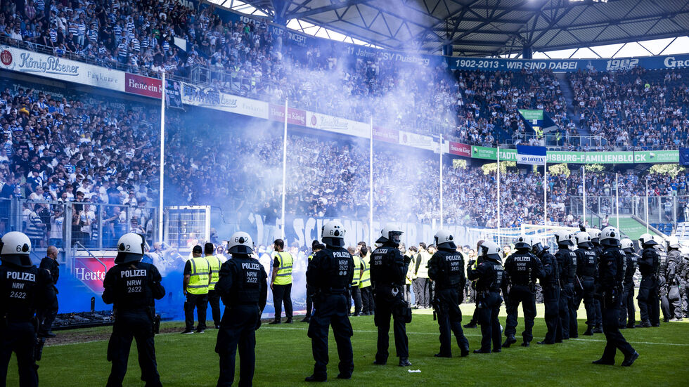 Minutenlang stand die Polizei vor dem Duisburger Fanblock - am Ende konnte das Spiel zu Ende geführt werden 