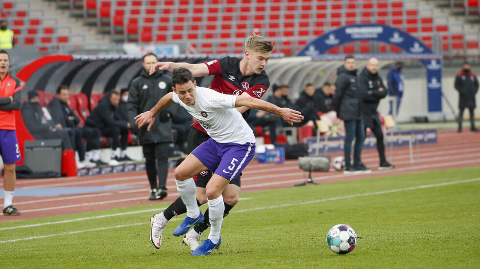 Zweikampf zwischen Mittelfeldspieler Clemens Fandrich und dem Nürnberger Noel Knothe