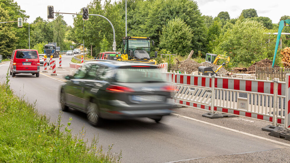 Noch rollt der Verkehr an der Baustelle vorbei - ab Montag wird das anders.