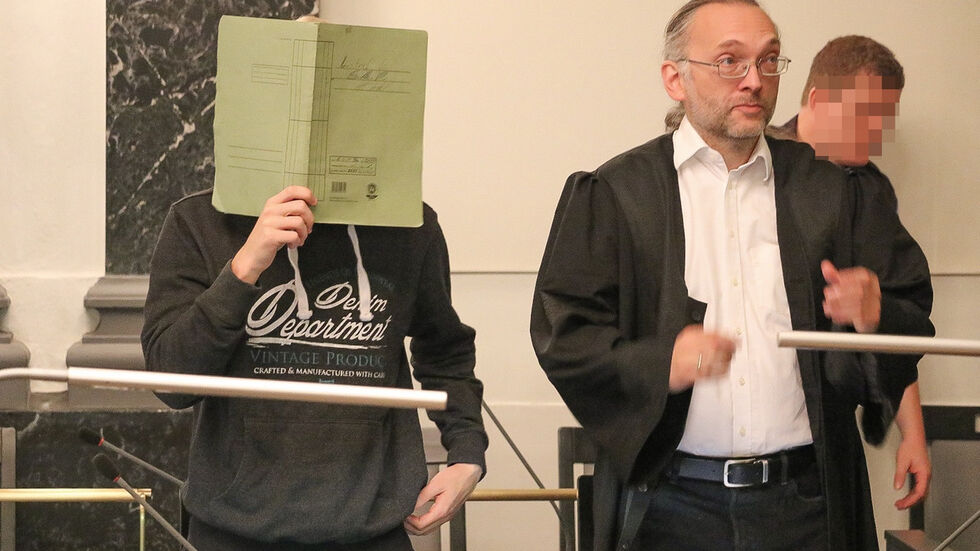 Johnny H. mit seinem Anwalt Michael Windisch. © Irving Cova