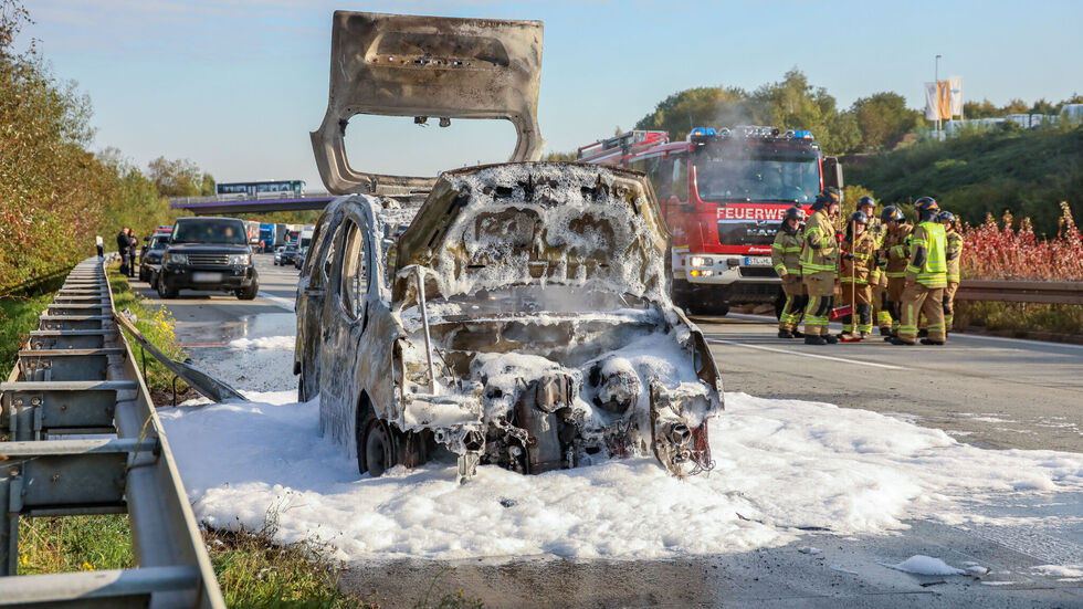 Der Citroen ist komplett abgefackelt, nur noch ein Wrack. Die A 72 war zwischen Chemnitz und Zwickau voll gesperrt. Der Citroen ist komplett abgefackelt, nur noch ein Wrack. Die A 72 ist zwischen Chemnitz und Zwickau immer noch voll gesperrt