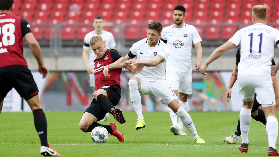 In einem umkämpften Spiel trennen sich Nürnberg und Aue 1:1.