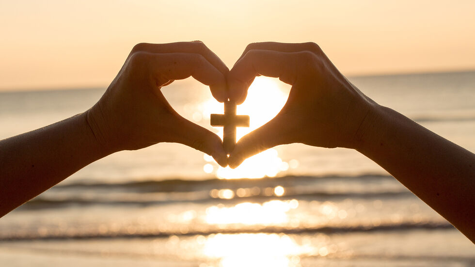 Herz aus 2 Händen geformt