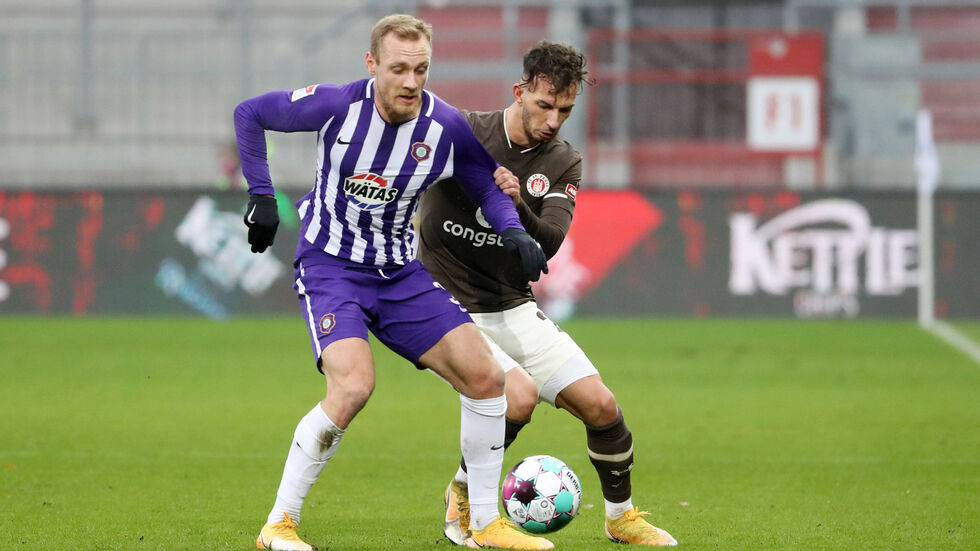 Ben Zolinksi im Duell mit St. Pauli's Leart Paqarada