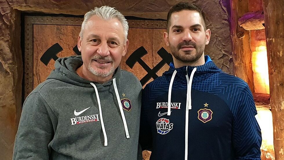 FCE-Chefcoach Pavel Dotchev (links) mit dem neuen Co-Trainer Philipp Eckart. FCE-Chefcoach Pavel Dotchev (links) mit dem neuen Co-Trainer Philipp Eckart.