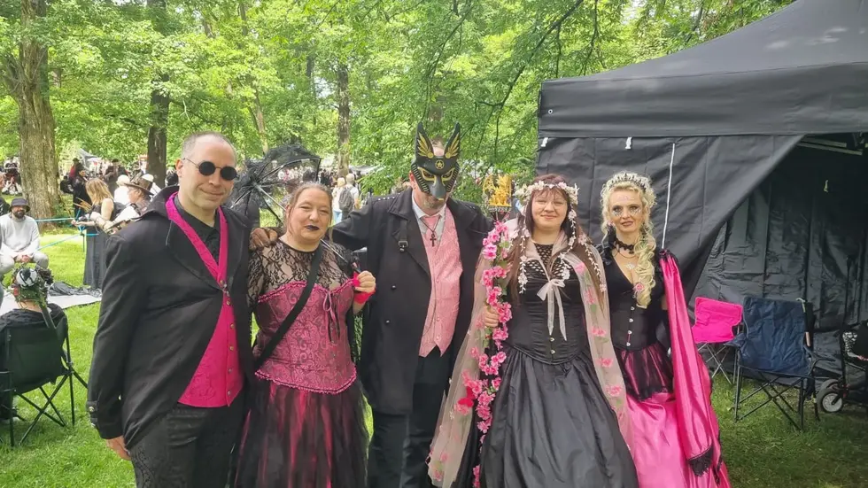 Rötliche Töne und Schwarz sind auch 2026 wieder die dominierenden Farben beim Viktorianischen Picknick im Leipziger Clara-Zektin-Park. Rötliche Töne und Schwarz sind auch 2026 wieder die dominierenden Farben beim Viktorianischen Picknick im Leipziger Clara-Zektin-Park.