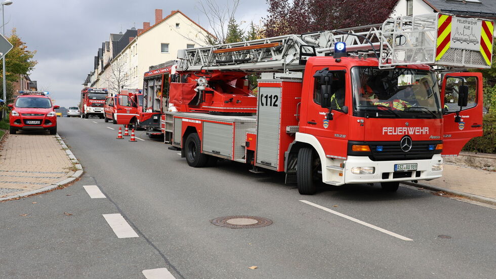 Mehrere Feuerwehrfahrzeuge rückten am Dienstagmittag in Aue aus.
