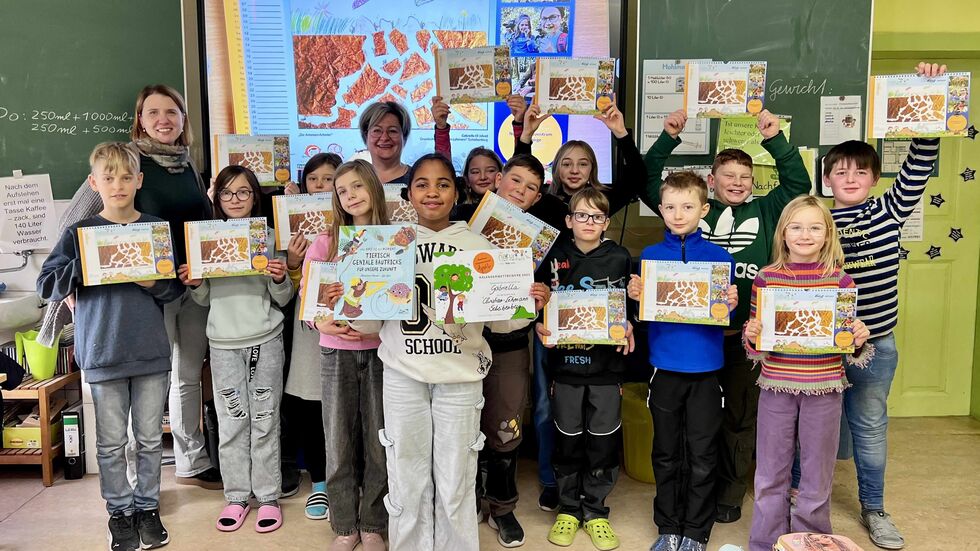 Martina Flade (enviaM/MITGAS Bildungsprojekte) mit Gewinnerin Gabriella (9 Jahre/vorn in der Bildmitte) sowie den Mitschülern (Klasse 4) und Klassenlehrerin Frau Baumann (links im Bild) von der Grundschule "Christian Lehmann“ Scheibenberg. Martina Flade (enviaM/MITGAS Bildungsprojekte) mit Gewinnerin Gabriella (9 Jahre/vorn in der Bildmitte) sowie den Mitschülern (Klasse 4) und Klassenlehrerin Frau Baumann (links im Bild) von der Grundschule "Christian Lehmann“ Scheibenberg.