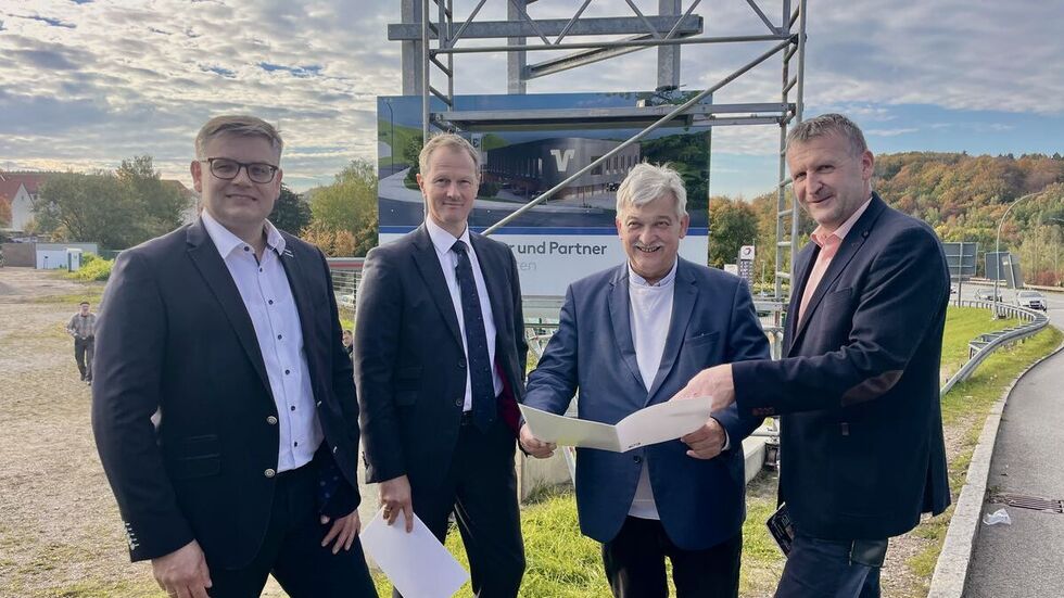 Gerd Koschmieder Vorstand Volksbank Chemnitz, Torsten Bochmann Notar Aue, OB Aue Heinrich Kohl, Jens Müller Baubürgermeister Aue (v.l.n.r.) stellen das Vorhaben vor. Gerd Koschmieder Vorstand Volksbank Chemnitz, Torsten Bochmann Notar Aue, OB Aue Heinrich Kohl, Jens Müller Baubürgermeister Aue (v.l.n.r.) stellen das Vorhaben vor.